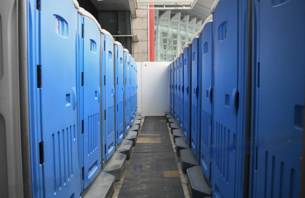 Tijdelijke sanitaire voorzieningen: wanneer kies je voor een mobiele toiletunit?