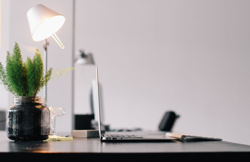 Wat zijn de voordelen van een zit-sta bureau?