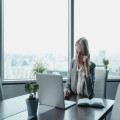 Lange dagen op kantoor? Richt een ergonomische werkplek in